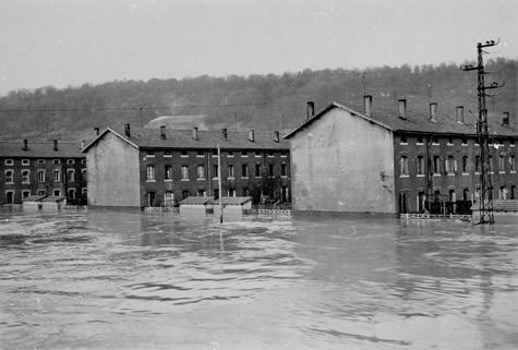 Décembre 1947 - janvier 1948, inondations par  la Moselle des cités Saint-Euchaire (photographie noir et blanc: inconnu)